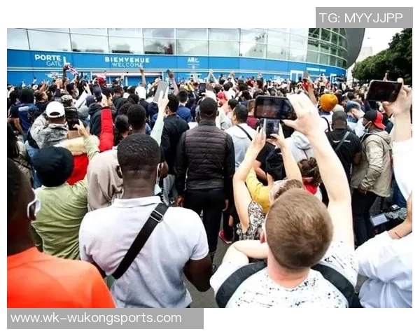 巴黎球迷大巴深夜抛锚高速上80人被困数小时等待救援